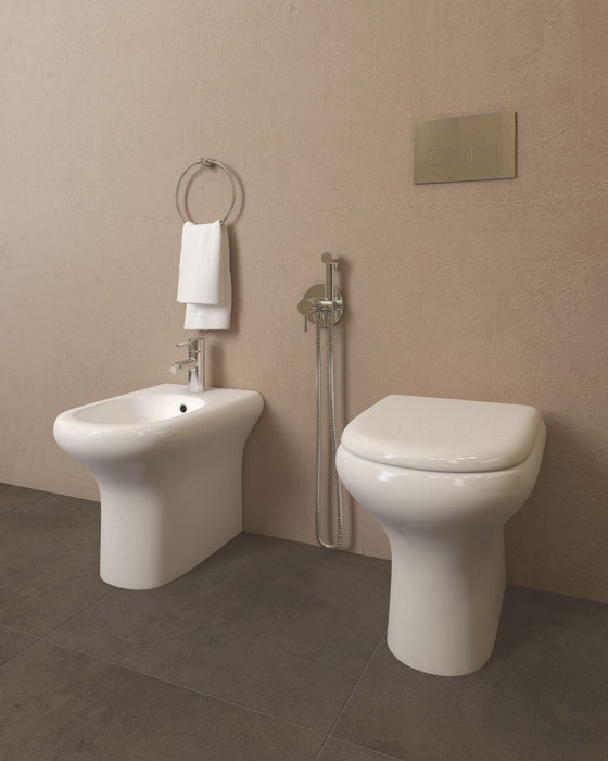 Sanitari filomuro in ceramica Mod. Compact RAK , copriwater
