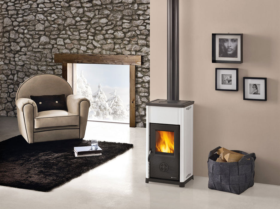 Stufa a legna con rivestimento esterno in acciaio porcellanato TEA LA NORDICA EXTRAFLAME