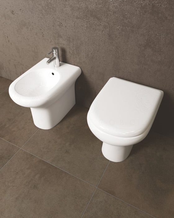 Sanitari filomuro in ceramica Mod. Compact RAK , copriwater