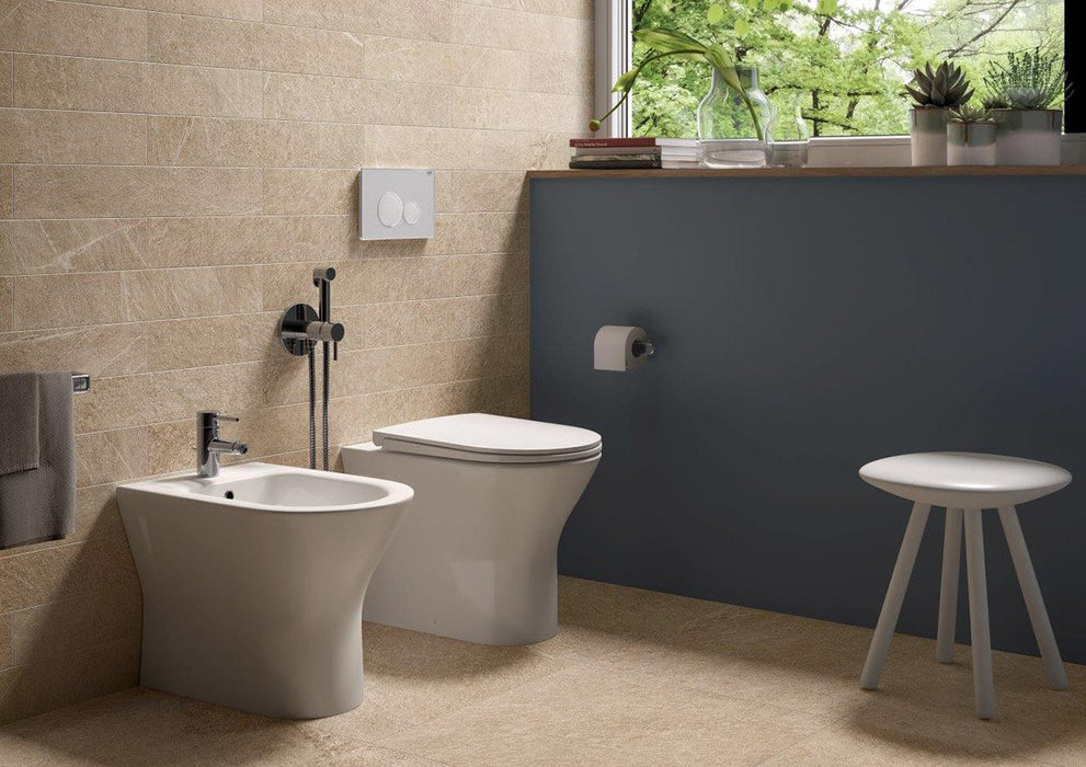 Sanitari filomuro in ceramica Mod. Resort RAK , copriwater